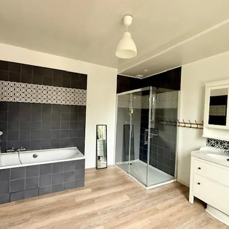 Maison Lumineuse Avec Piscine Privée à Hébergement de vacances *