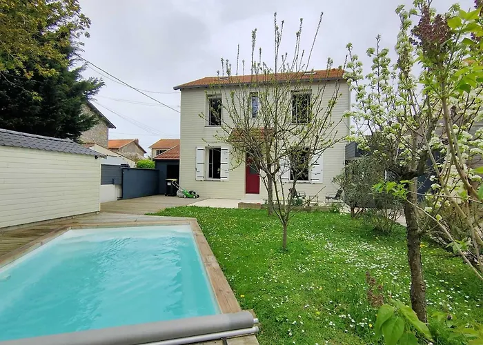 Maison Lumineuse Avec Piscine Privée à Hébergement de vacances *