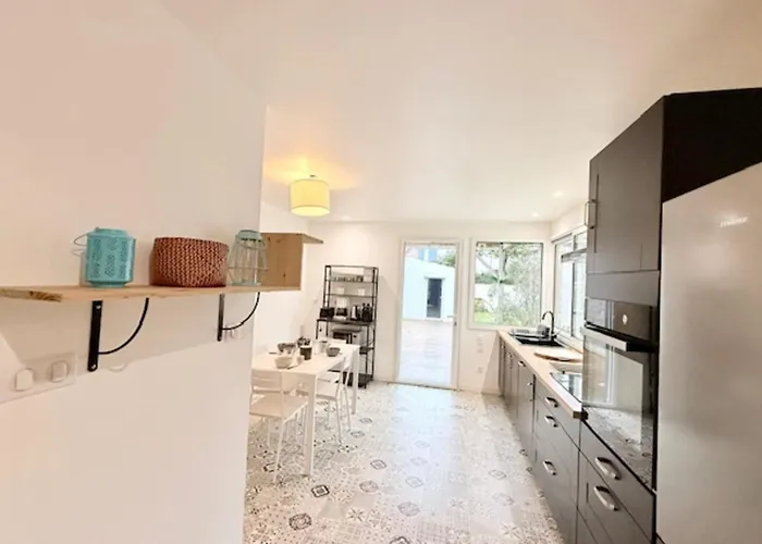 Bright House With Private Pool In *