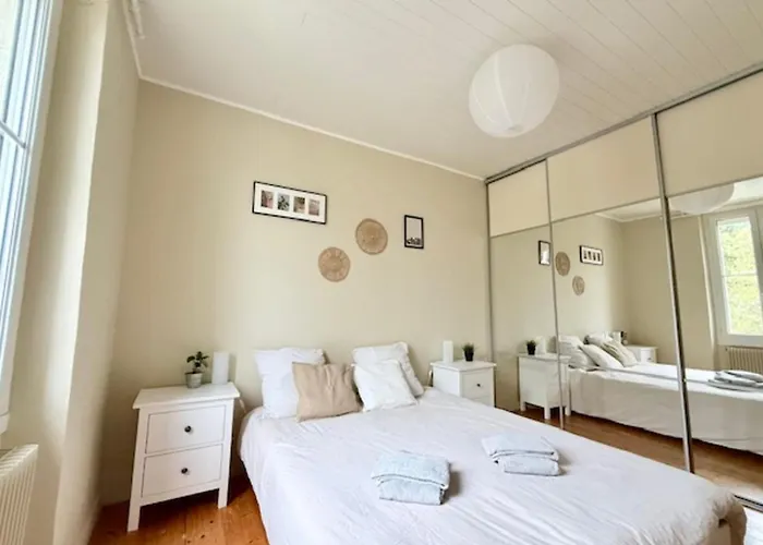 Maison Lumineuse Avec Piscine Privée à Hébergement de vacances