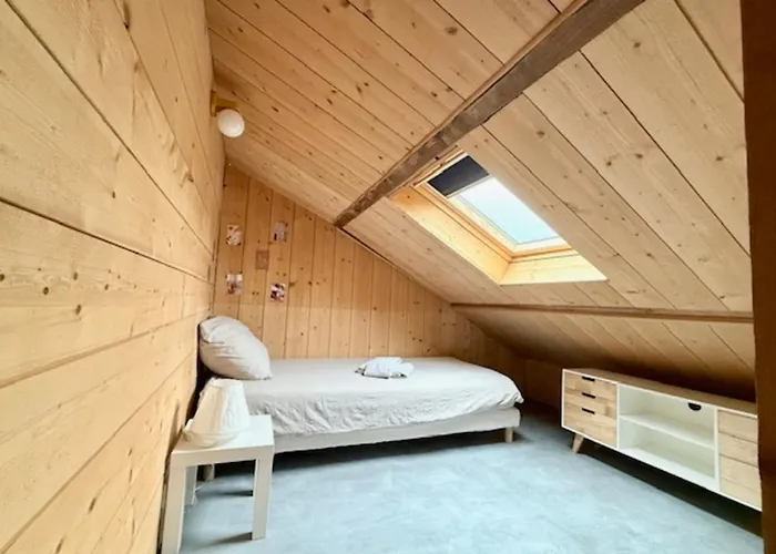 Maison Lumineuse Avec Piscine Privée à Hébergement de vacances *