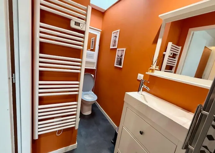 Maison Lumineuse Avec Piscine Privée à Hébergement de vacances *