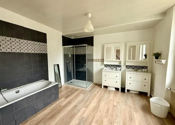 Maison Lumineuse Avec Piscine Privée à Hébergement de vacances *