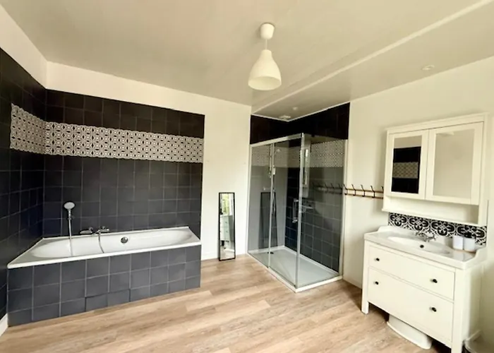 Maison Lumineuse Avec Piscine Privée à Hébergement de vacances *